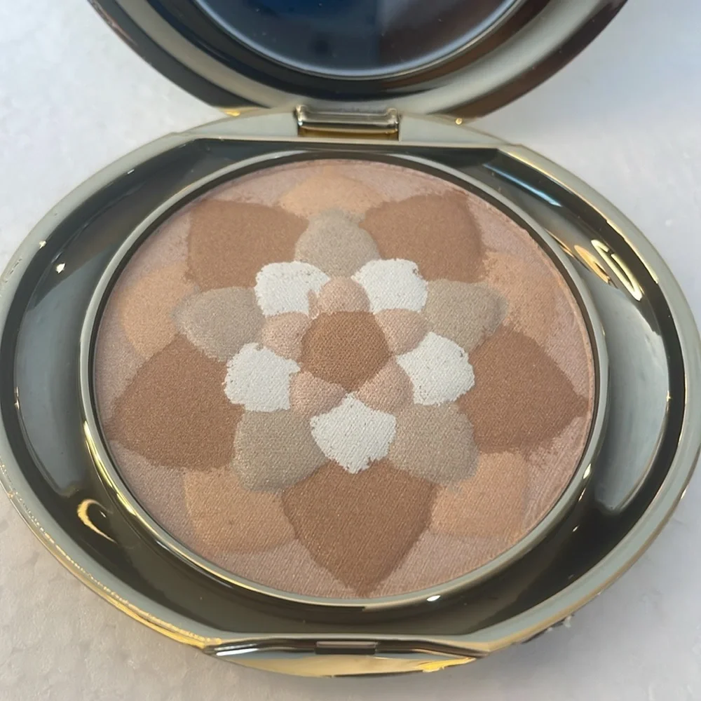 Signature club A golden petals finishing powder vitamin C moisturizing f…